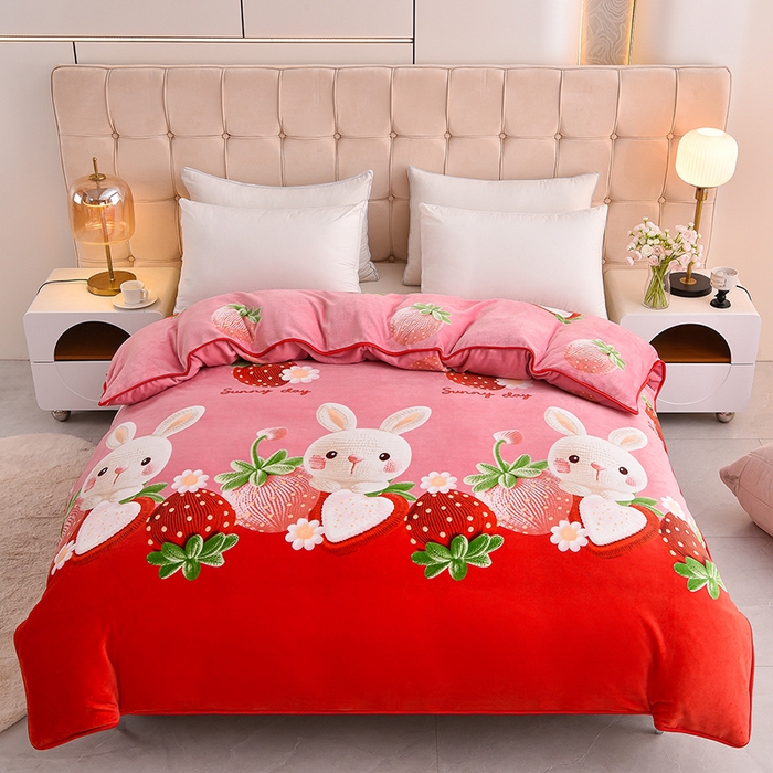 91家纺网 家纺一手货源 找家纺 博兰蒂 2025新款床裙款高克重牛奶绒印花单被套草莓兔