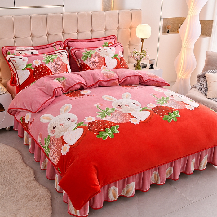 91家纺网 家纺一手货源 找家纺 博兰蒂 2025新款床裙款高克重牛奶绒印花单被套草莓兔