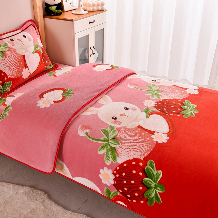 博兰蒂 2025新款床裙款高克重牛奶绒印花学生三件套草莓兔