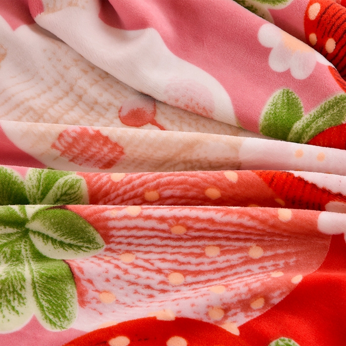 91家纺网 家纺一手货源 找家纺 博兰蒂 2025新款床裙款高克重牛奶绒印花学生三件套草莓兔