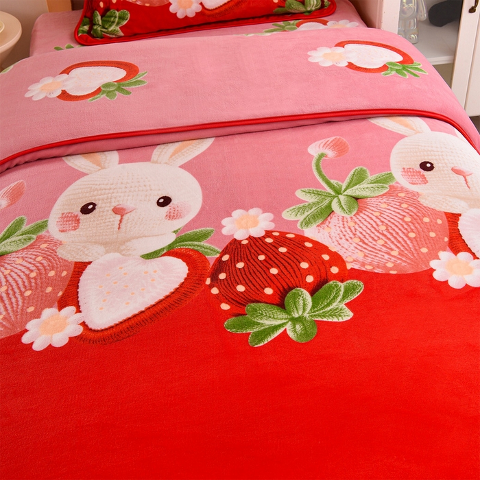 91家纺网 家纺一手货源 找家纺 博兰蒂 2025新款床裙款高克重牛奶绒印花学生三件套草莓兔