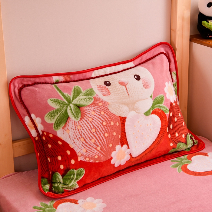 91家纺网 家纺一手货源 找家纺 博兰蒂 2025新款床裙款高克重牛奶绒印花学生三件套草莓兔