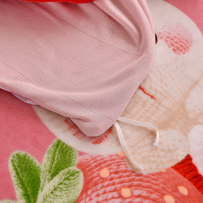 91家纺网 家纺一手货源 找家纺 博兰蒂 2025新款床裙款高克重牛奶绒印花学生三件套草莓兔