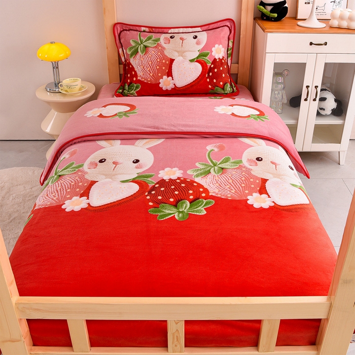 91家纺网 家纺一手货源 找家纺 博兰蒂 2025新款床裙款高克重牛奶绒印花学生三件套草莓兔