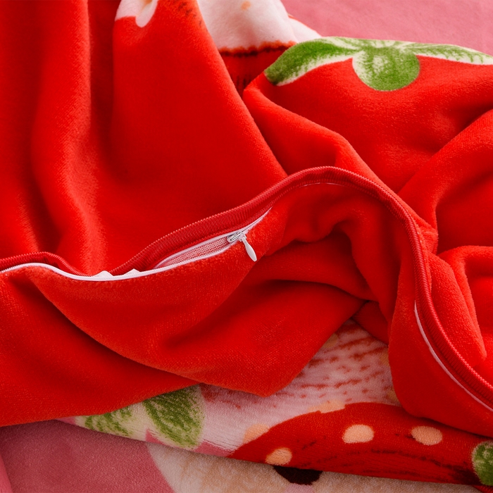 91家纺网 家纺一手货源 找家纺 博兰蒂 2025新款床裙款高克重牛奶绒印花学生三件套草莓兔