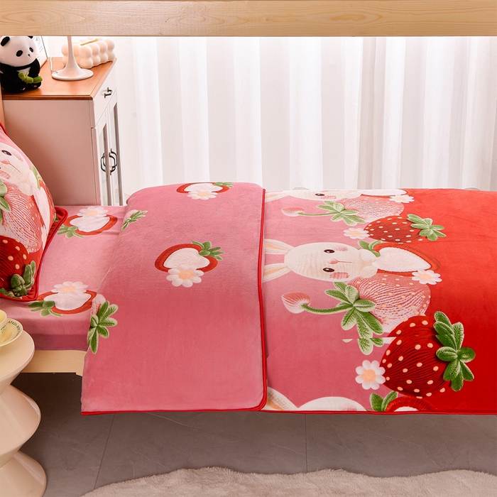 91家纺网 家纺一手货源 找家纺 博兰蒂 2025新款床裙款高克重牛奶绒印花学生三件套草莓兔