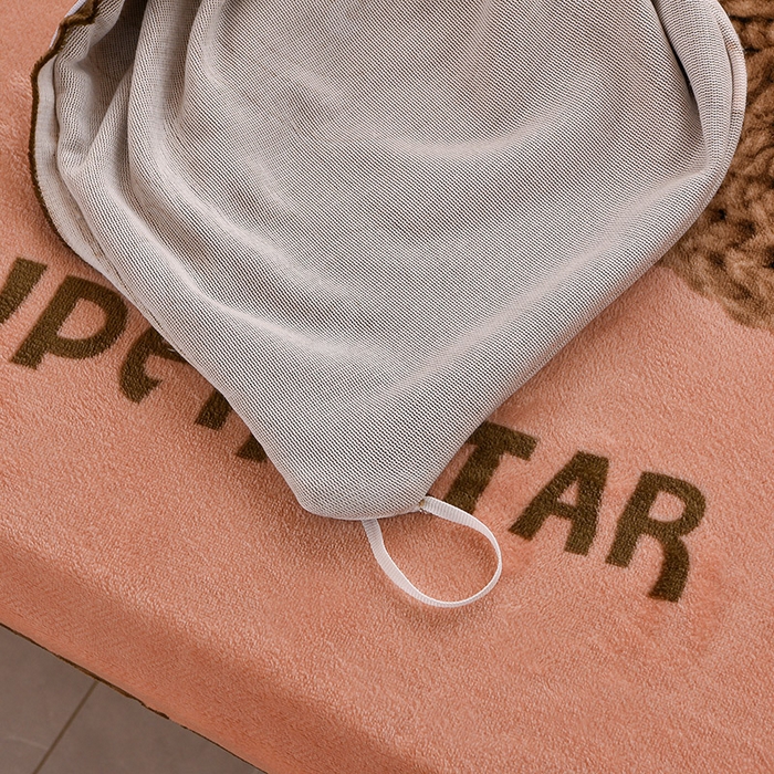 91家纺网 家纺一手货源 找家纺 博兰蒂 2025新款床裙款高克重牛奶绒印花学生三件套拉布布