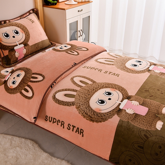 91家纺网 家纺一手货源 找家纺 博兰蒂 2025新款床裙款高克重牛奶绒印花学生三件套拉布布