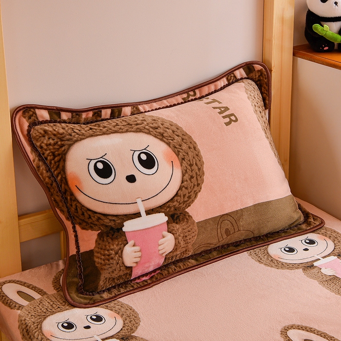 91家纺网 家纺一手货源 找家纺 博兰蒂 2025新款床裙款高克重牛奶绒印花学生三件套拉布布