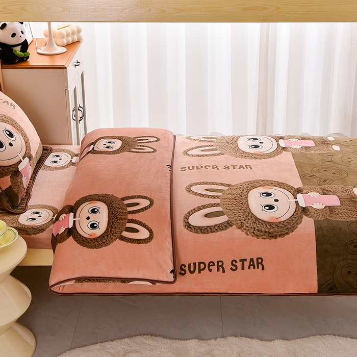 91家纺网 家纺一手货源 找家纺 博兰蒂 2025新款床裙款高克重牛奶绒印花学生三件套拉布布