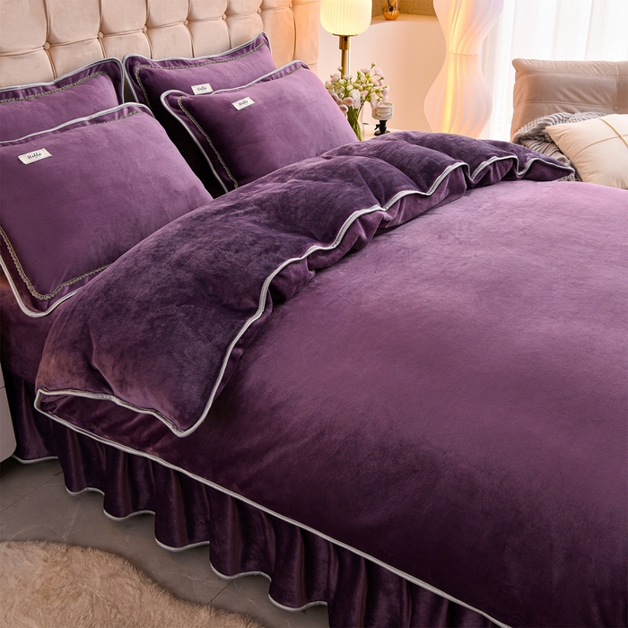 91家纺网 家纺一手货源 找家纺 博兰蒂 2025秋冬新款高克重纯色牛奶绒床裙款四件套墨紫