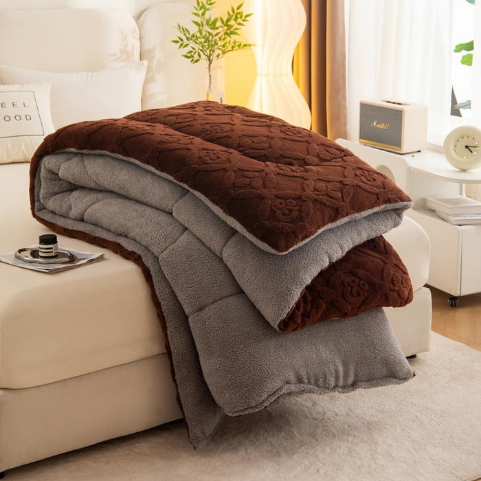 91家纺网 家纺一手货源 找家纺 畅销被业 2025新款跨境外贸塔芙绒羊羔绒提花系列冬被子被芯 三叶草红咖