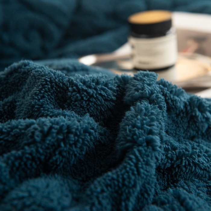 91家纺网 家纺一手货源 找家纺 畅销被业 2025新款跨境外贸塔芙绒羊羔绒提花系列冬被子被芯 三叶草墨绿