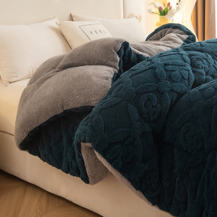 91家纺网 家纺一手货源 找家纺 畅销被业 2025新款跨境外贸塔芙绒羊羔绒提花系列冬被子被芯 三叶草墨绿