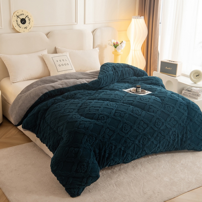 91家纺网 家纺一手货源 找家纺 畅销被业 2025新款跨境外贸塔芙绒羊羔绒提花系列冬被子被芯 三叶草墨绿