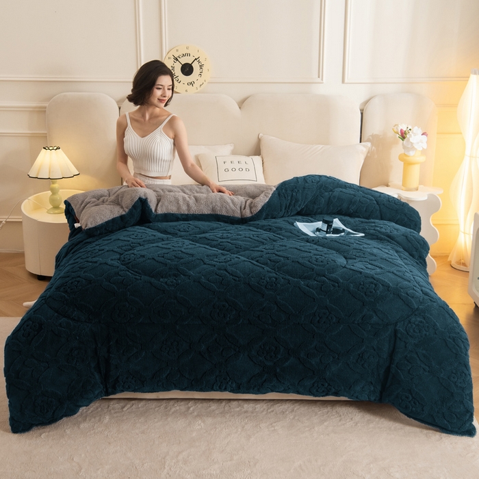 91家纺网 家纺一手货源 找家纺 畅销被业 2025新款跨境外贸塔芙绒羊羔绒提花系列冬被子被芯 三叶草墨绿