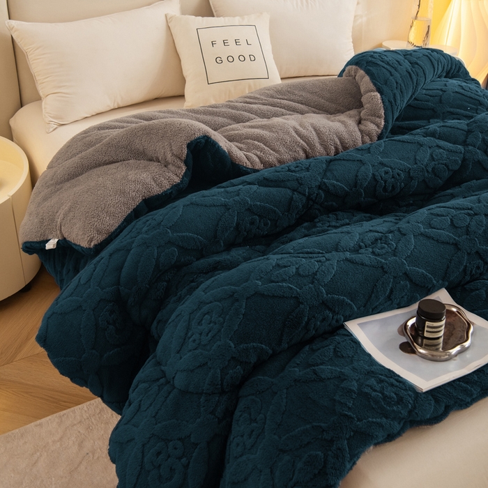 91家纺网 家纺一手货源 找家纺 畅销被业 2025新款跨境外贸塔芙绒羊羔绒提花系列冬被子被芯 三叶草墨绿