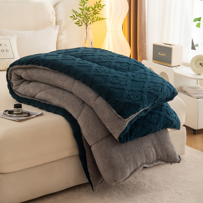 91家纺网 家纺一手货源 找家纺 畅销被业 2025新款跨境外贸塔芙绒羊羔绒提花系列冬被子被芯 三叶草墨绿