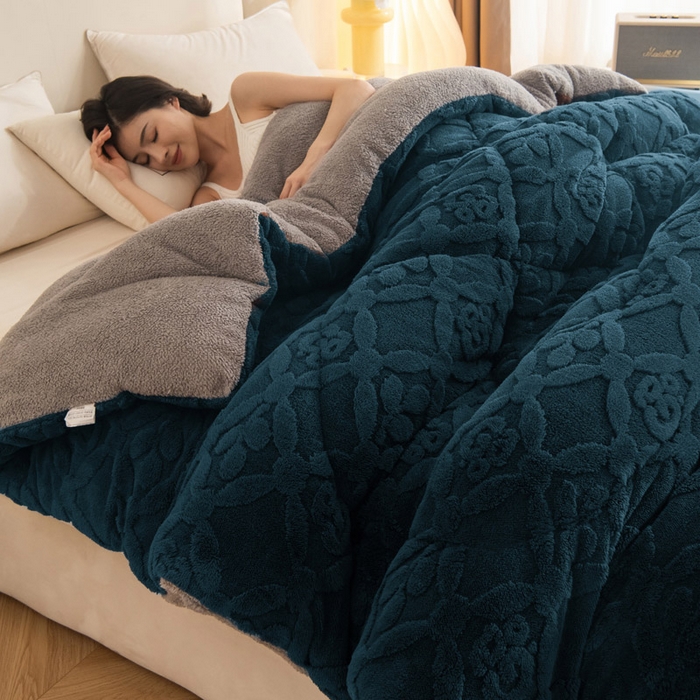 91家纺网 家纺一手货源 找家纺 畅销被业 2025新款跨境外贸塔芙绒羊羔绒提花系列冬被子被芯 三叶草墨绿