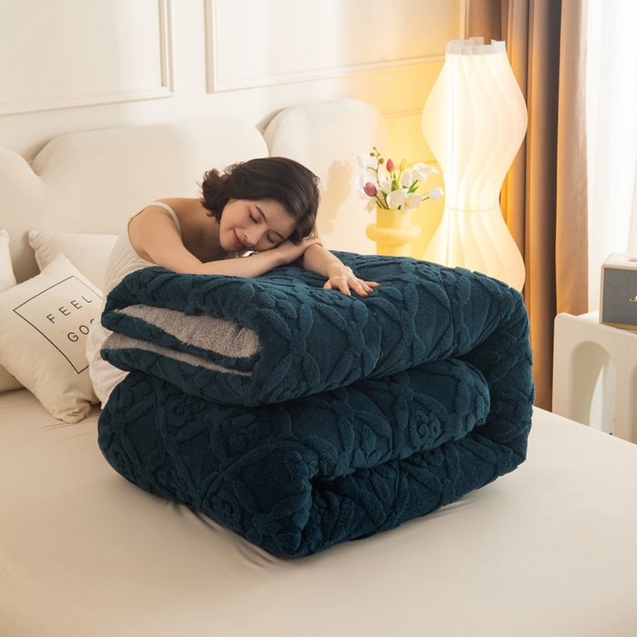 91家纺网 家纺一手货源 找家纺 畅销被业 2025新款跨境外贸塔芙绒羊羔绒提花系列冬被子被芯 三叶草墨绿