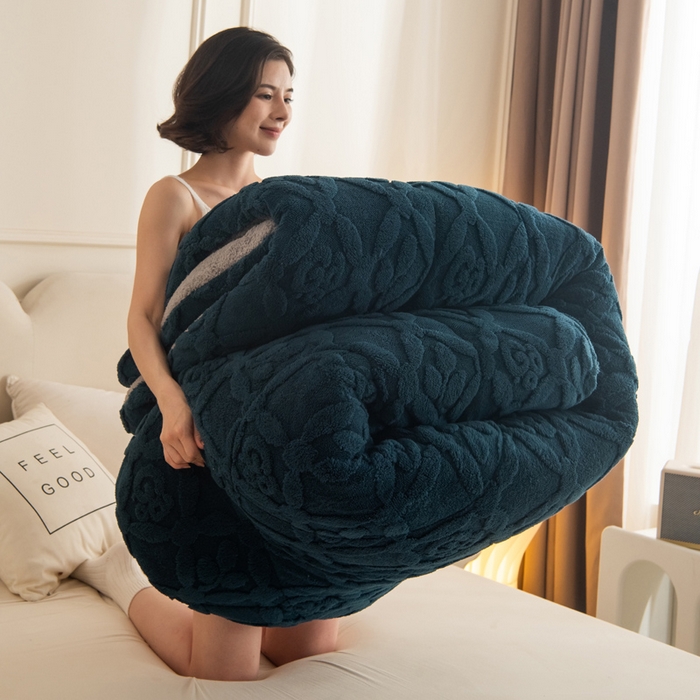 91家纺网 家纺一手货源 找家纺 畅销被业 2025新款跨境外贸塔芙绒羊羔绒提花系列冬被子被芯 三叶草墨绿