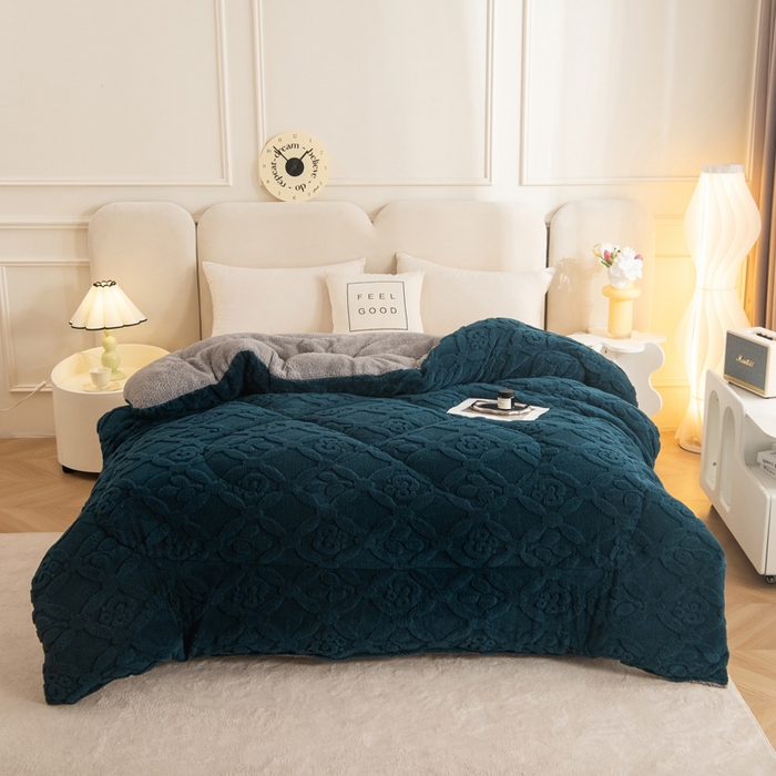 91家纺网 家纺一手货源 找家纺 畅销被业 2025新款跨境外贸塔芙绒羊羔绒提花系列冬被子被芯 三叶草墨绿