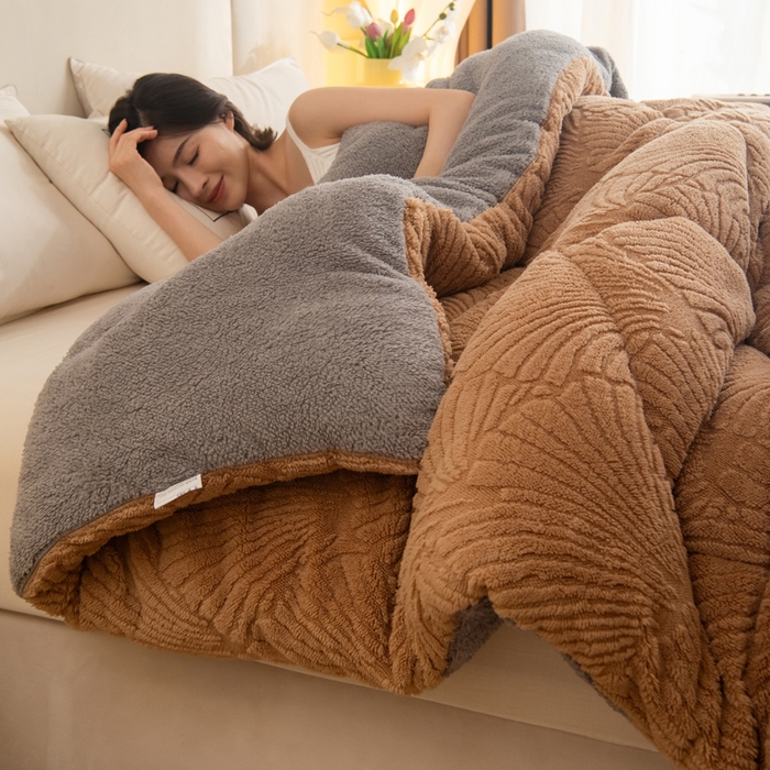 91家纺网 家纺一手货源 找家纺 畅销被业 2025新款跨境外贸塔芙绒羊羔绒提花系列冬被子被芯 银杏叶卡其