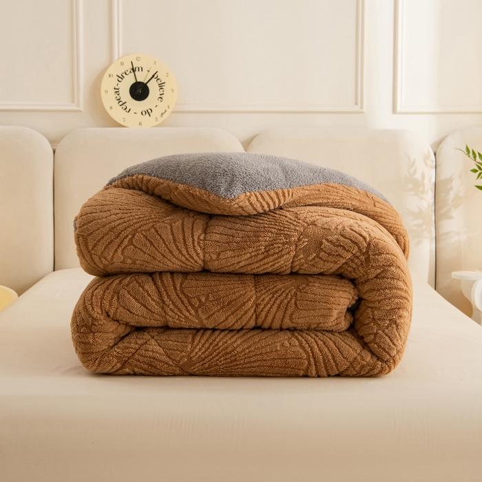 91家纺网 家纺一手货源 找家纺 畅销被业 2025新款跨境外贸塔芙绒羊羔绒提花系列冬被子被芯 银杏叶卡其