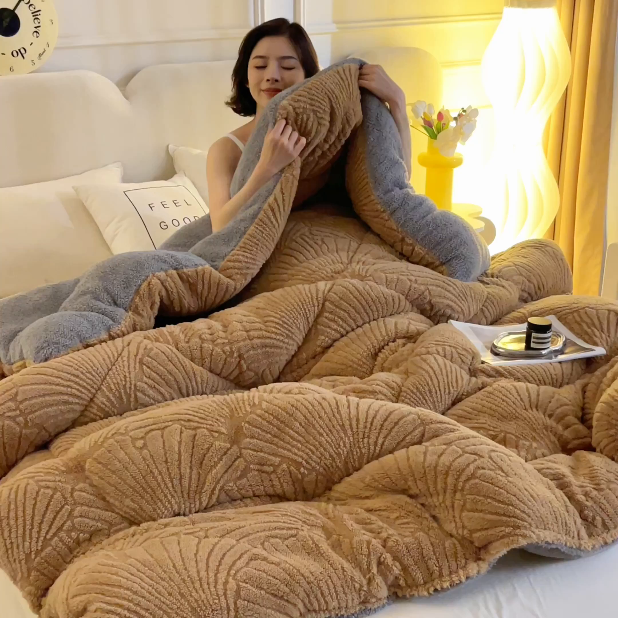 91家纺网 家纺一手货源 找家纺 畅销被业 2025新款跨境外贸塔芙绒羊羔绒提花系列冬被子被芯 银杏叶卡其