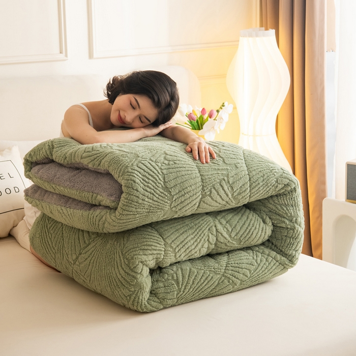 91家纺网 家纺一手货源 找家纺 畅销被业 2025新款跨境外贸塔芙绒羊羔绒提花系列冬被子被芯 银杏叶绿