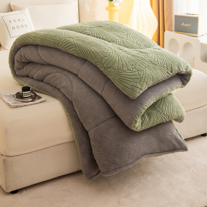 91家纺网 家纺一手货源 找家纺 畅销被业 2025新款跨境外贸塔芙绒羊羔绒提花系列冬被子被芯 银杏叶绿