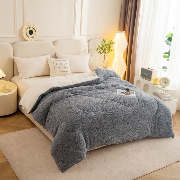 91家纺网 家纺一手货源 找家纺 畅销被业 2025新款跨境外贸塔芙绒羊羔绒提花系列冬被子被芯 银杏叶浅灰