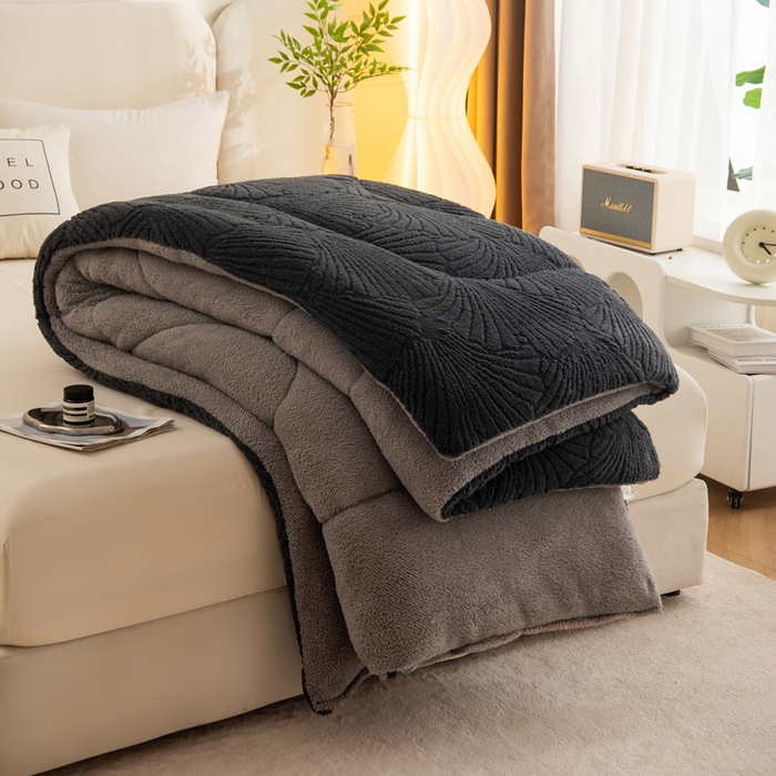 91家纺网 家纺一手货源 找家纺 畅销被业 2025新款跨境外贸塔芙绒羊羔绒提花系列冬被子被芯 银杏叶深灰