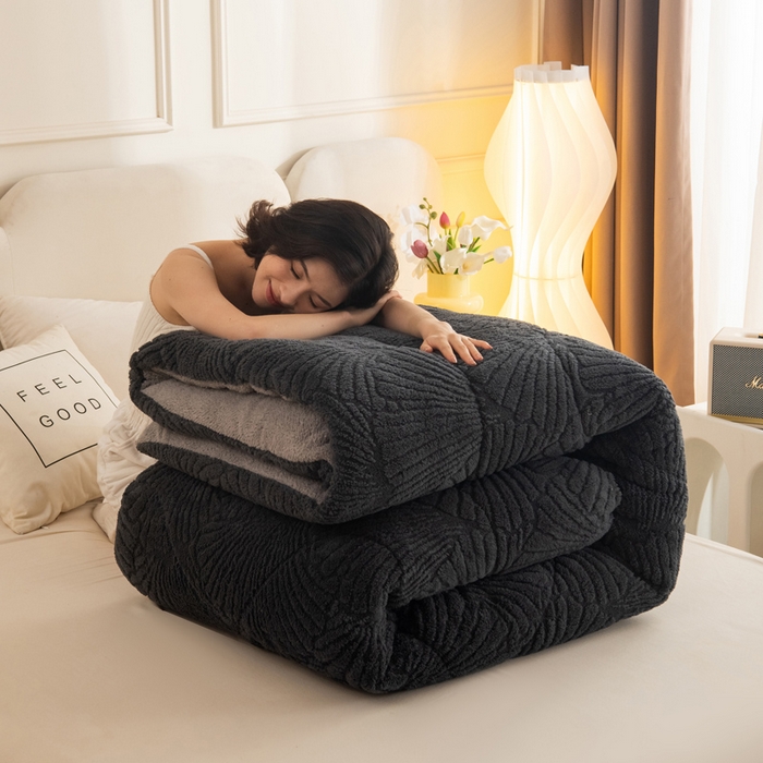 91家纺网 家纺一手货源 找家纺 畅销被业 2025新款跨境外贸塔芙绒羊羔绒提花系列冬被子被芯 银杏叶深灰