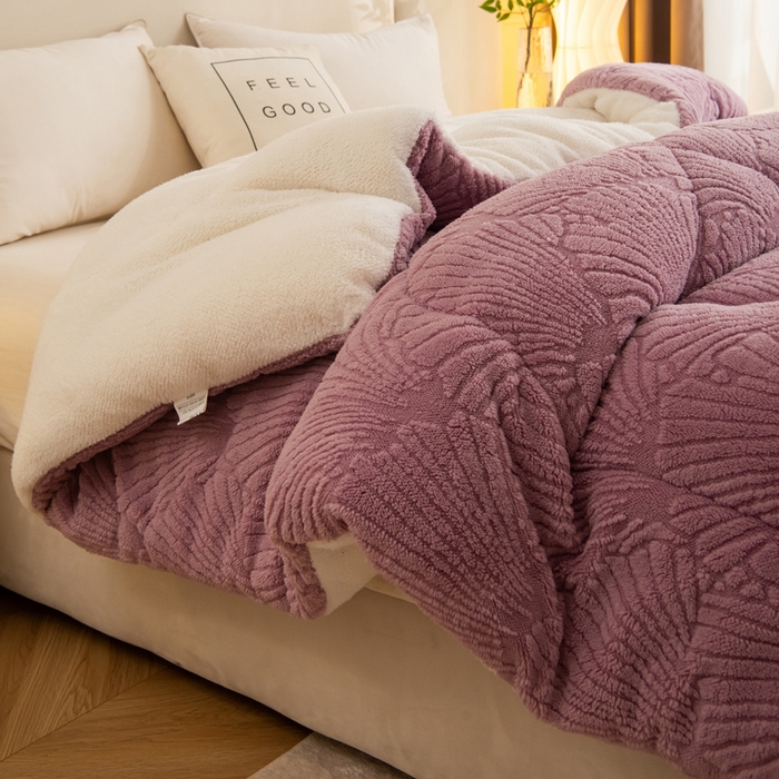 91家纺网 家纺一手货源 找家纺 畅销被业 2025新款跨境外贸塔芙绒羊羔绒提花系列冬被子被芯 银杏叶紫色