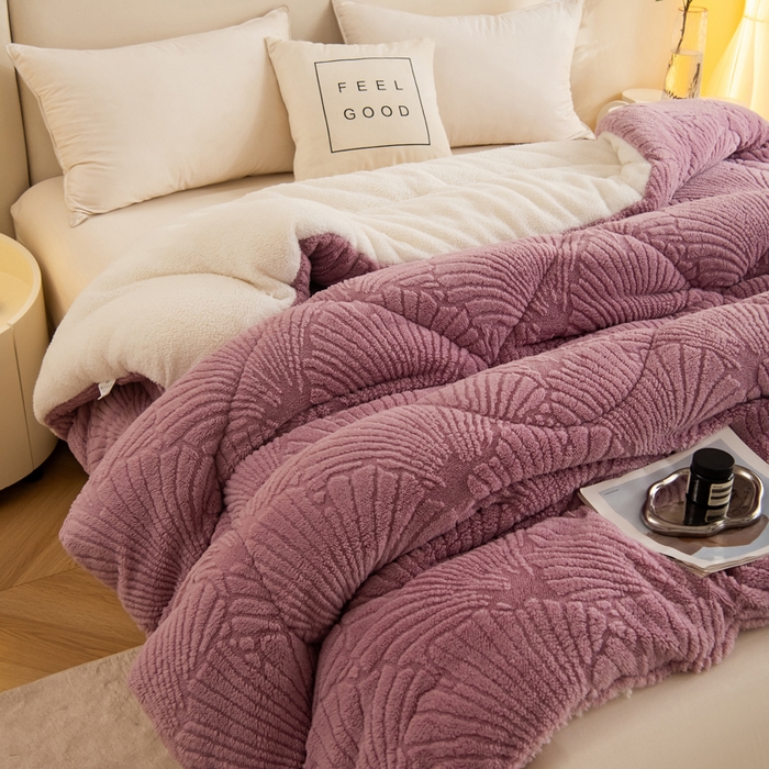 91家纺网 家纺一手货源 找家纺 畅销被业 2025新款跨境外贸塔芙绒羊羔绒提花系列冬被子被芯 银杏叶紫色