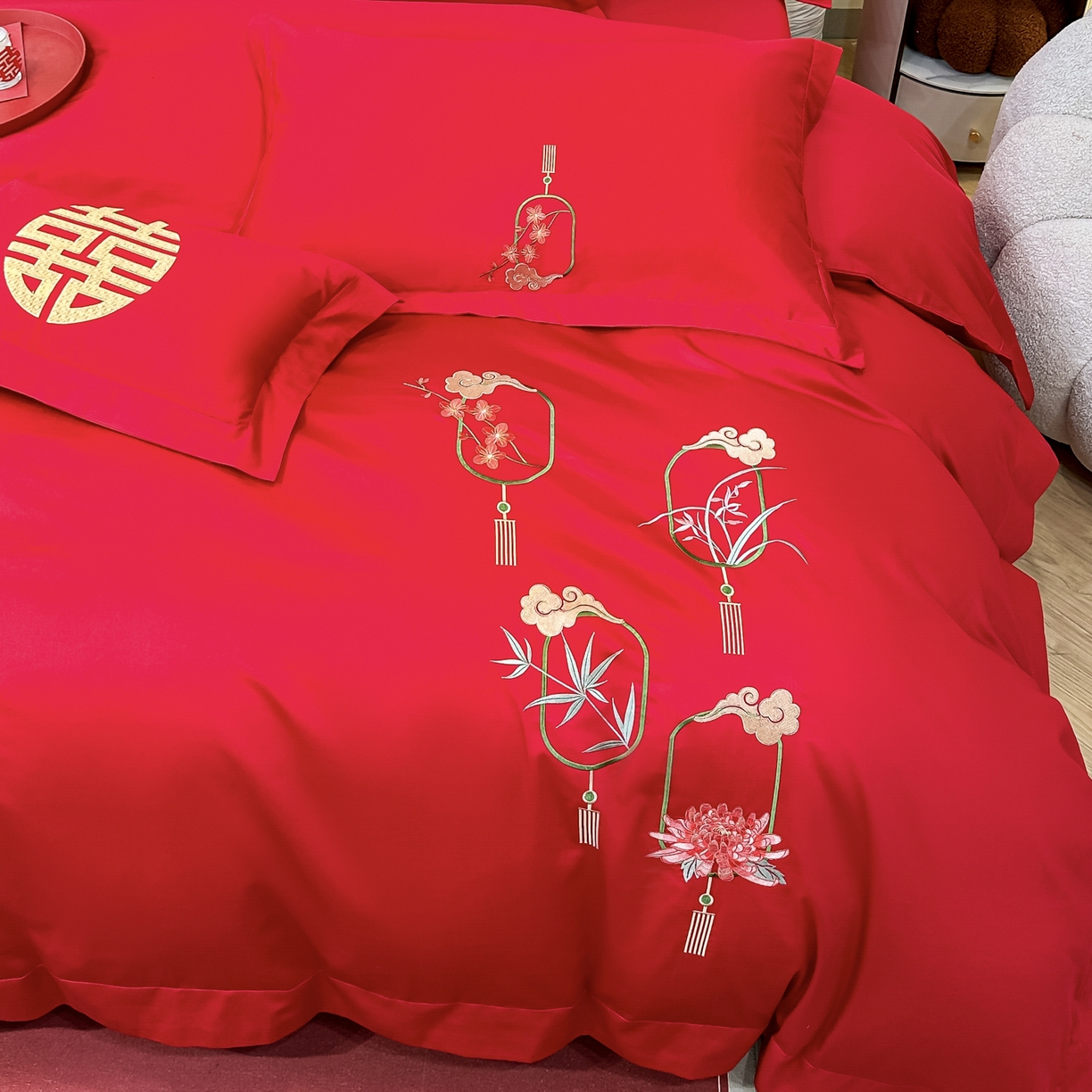 91家纺网 家纺一手货源 找家纺 欧乐蒂 2025新款亲肤棉婚庆刺绣四件套 梅兰竹菊