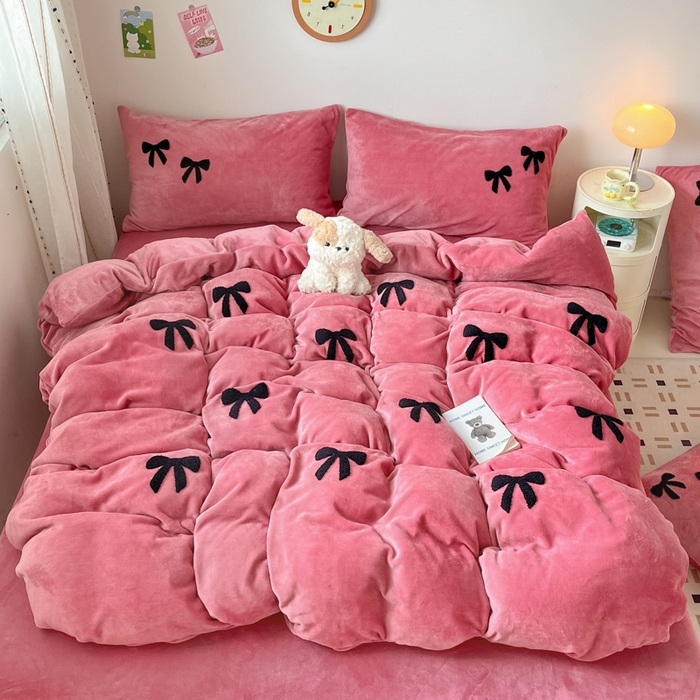 91家纺网 家纺一手货源 找家纺 喜梦缘家纺 2025新款牛奶绒毛巾绣四件套 蝴蝶结-红豆沙