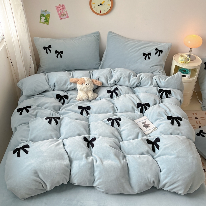 91家纺网 家纺一手货源 找家纺 喜梦缘家纺 2025新款牛奶绒毛巾绣四件套 蝴蝶结-天空蓝