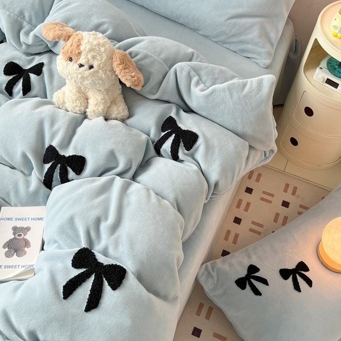 91家纺网 家纺一手货源 找家纺 喜梦缘家纺 2025新款牛奶绒毛巾绣四件套 蝴蝶结-天空蓝