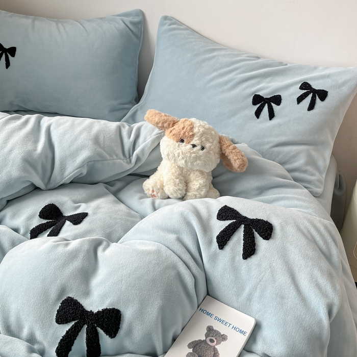 91家纺网 家纺一手货源 找家纺 喜梦缘家纺 2025新款牛奶绒毛巾绣四件套 蝴蝶结-天空蓝
