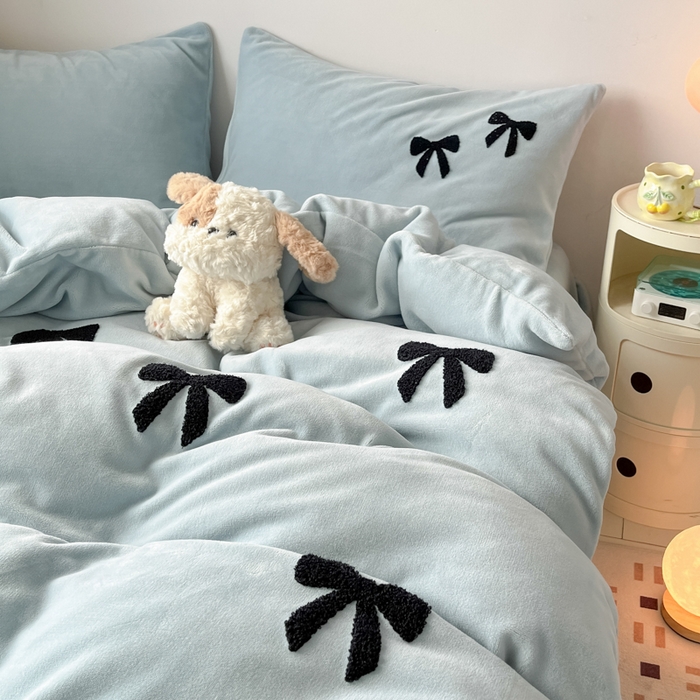 91家纺网 家纺一手货源 找家纺 喜梦缘家纺 2025新款牛奶绒毛巾绣四件套 蝴蝶结-天空蓝