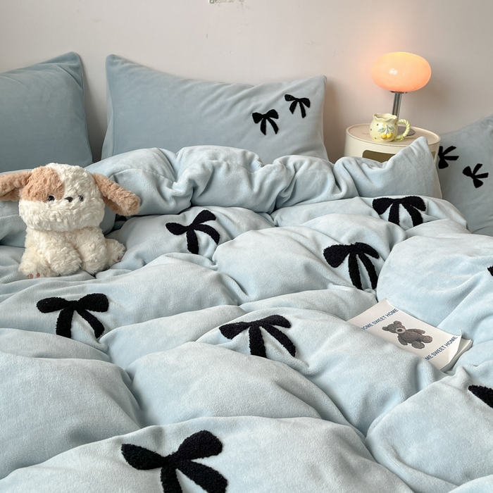 91家纺网 家纺一手货源 找家纺 喜梦缘家纺 2025新款牛奶绒毛巾绣四件套 蝴蝶结-天空蓝