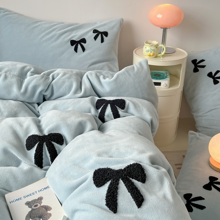 91家纺网 家纺一手货源 找家纺 喜梦缘家纺 2025新款牛奶绒毛巾绣四件套 蝴蝶结-天空蓝