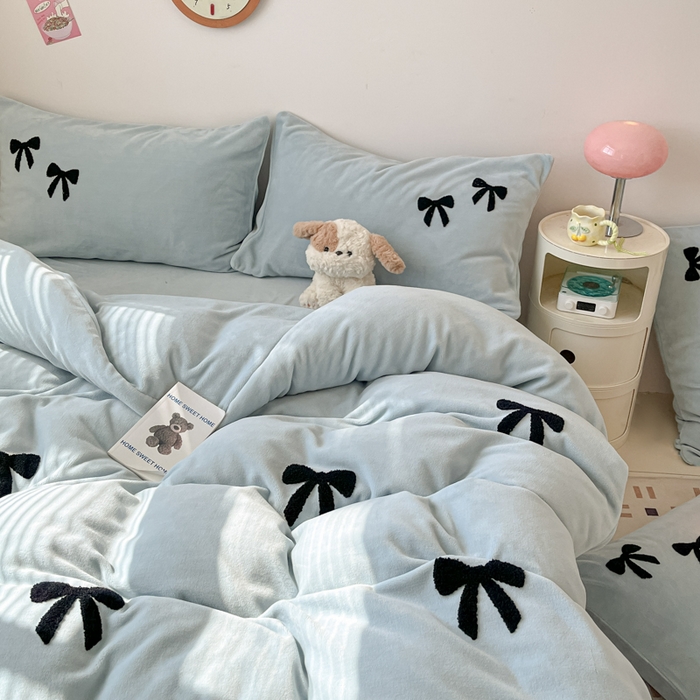 91家纺网 家纺一手货源 找家纺 喜梦缘家纺 2025新款牛奶绒毛巾绣四件套 蝴蝶结-天空蓝