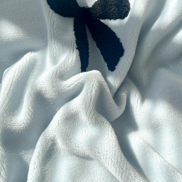 91家纺网 家纺一手货源 找家纺 喜梦缘家纺 2025新款牛奶绒毛巾绣四件套 蝴蝶结-天空蓝