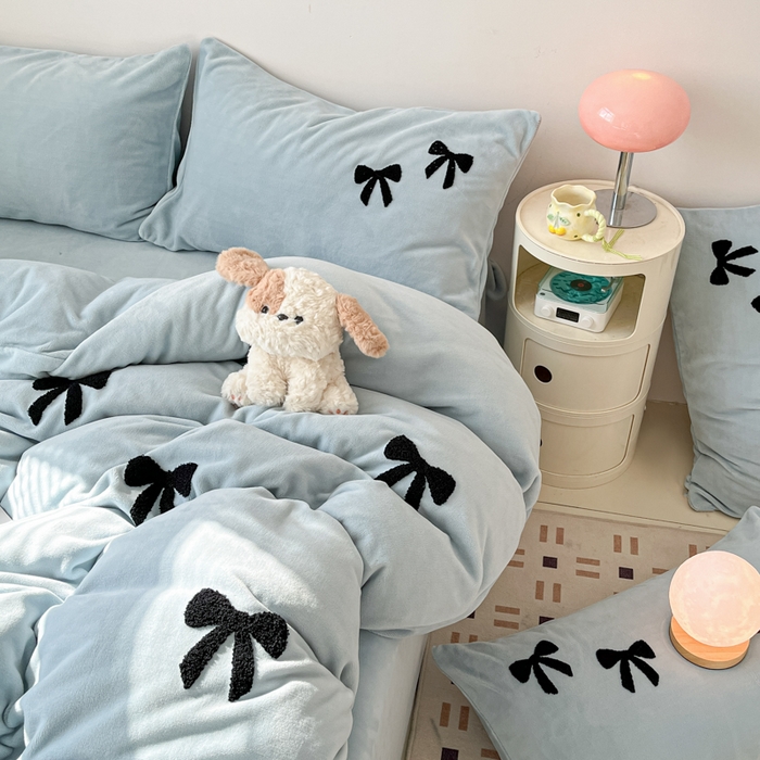 91家纺网 家纺一手货源 找家纺 喜梦缘家纺 2025新款牛奶绒毛巾绣四件套 蝴蝶结-天空蓝