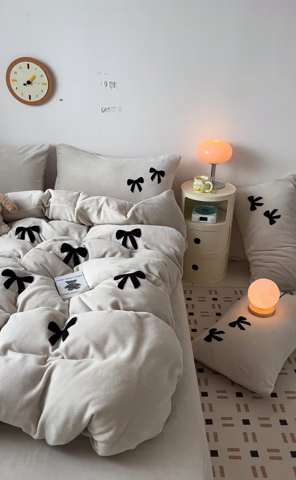 91家纺网 家纺一手货源 找家纺 喜梦缘家纺 2025新款牛奶绒毛巾绣四件套 蝴蝶结-米杏