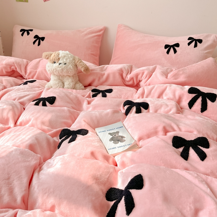 91家纺网 家纺一手货源 找家纺 喜梦缘家纺 2025新款牛奶绒毛巾绣四件套 蝴蝶结-粉