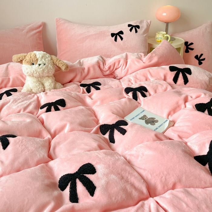 91家纺网 家纺一手货源 找家纺 喜梦缘家纺 2025新款牛奶绒毛巾绣四件套 蝴蝶结-粉